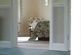 Он сосет киску пьяного на улице