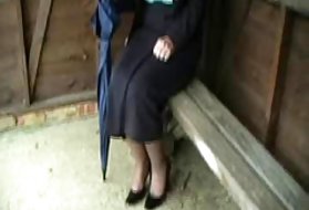 Жестокий ищет пару на улице, чтобы покататься на трио