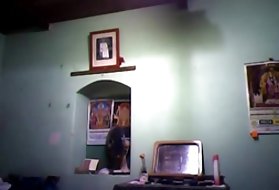 Дочь теряет свою девственность с братом и отцом
