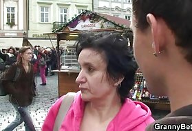 Проклятье! Какая хорошая сиська, эта 40-летняя сука трахается, как богиня!
