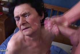 Посмотрите на эту богатую пизду! Эта пара зрелого сосала все молоко мальчика