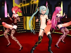 Блондинка играе с черно фалосом