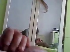 Мъж поема брюнетка