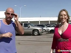Стройна блонда навела ред в стаята на клиента
