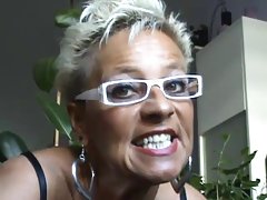 Човек оприходовал възрастен брюнетка