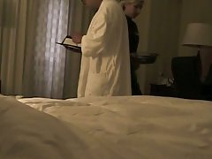 Момиче с бели картофи кожата
