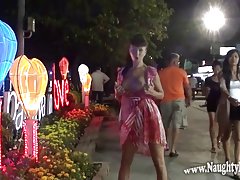Две лесбийки съблазняват помежду си