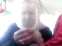 Млад момък обича баба си в точка