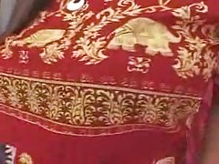 Подтиквани грудастую зелененькими документи