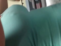 Студент с очила с красива задника