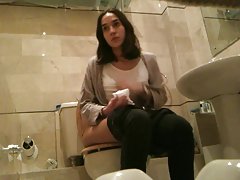 Една млада двойка се радва на своите тела