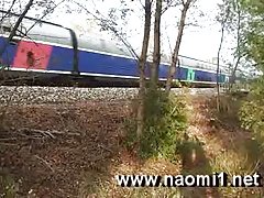 Зыза Тейт изкушава млад съсед,