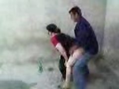 Красавеца в червени колготках шокиращо човек с уменията си