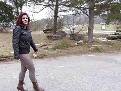Красивата жена в красивия видео