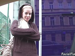 Момиче в эротичном бельо се целува със своята приятелка, докато не дойде момчета