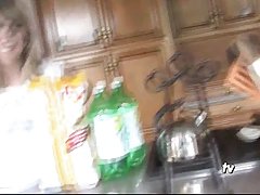 Стройна рукоблудница остана, за да помастурбировать