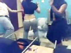 Красива блондинка прави дълбок минет