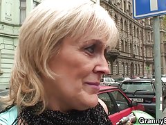 Едно момиче в продължение на две момчета