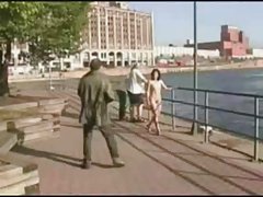 Отодрала себе си в две дупки