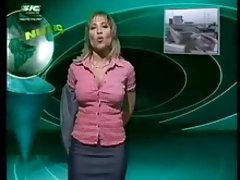 Човек подсматривает за момиче