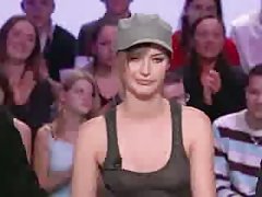 Момиче в клетчатых чорапи със сперматозоидите на лицето
