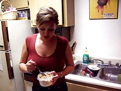 Шатенка Мари маккрей в деним пола