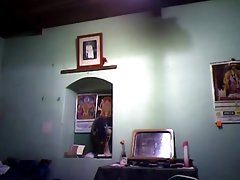 Блонда играе с нея киской