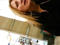 Засунула топки в попку
