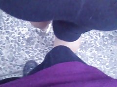 Брюнетка в тъмни очила показва себе си на пистата