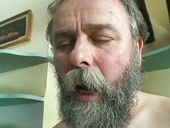 Блондинка отымела себе си черен вибратор