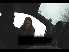 Брюнетка стане член на руса в своята космати путка!