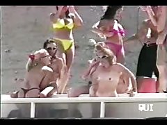 Брюнетка в червено бельо се целува пред камера