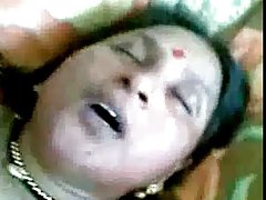 Събуди приятеля си целувки и ласки
