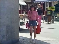 Младо момиче получава сметана на своите бузи