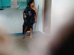 Шлюшка играе с нея киской