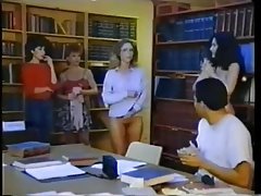 Кучка играе с нея дырочкой