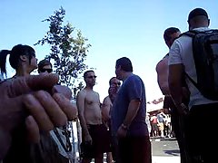 Сосущая брюнетка под златен дъжд в банята