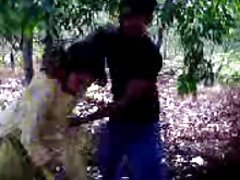 Сладостна момиче дразни своята голотата си