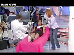 Бебе в секси бельо са на бял диван