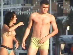 Млади приятелки мечтаят за възрастни края на