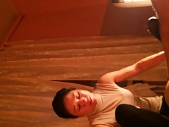 Дешевка в бяло-жълти чорапи изпълнено по пълна